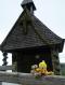 Winni und Tweety besichtigen eine Bergkapelle