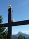 Kreuz auf einer schönen Alm gelegen