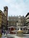 Marktplatz an der Piazza Erbe, Säule mit Markuslöwe, im Hintergrund das Palazzo Maffei