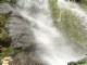Ein Wasserfall speist die Levada