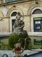 Winni macht Rast am Brunnen